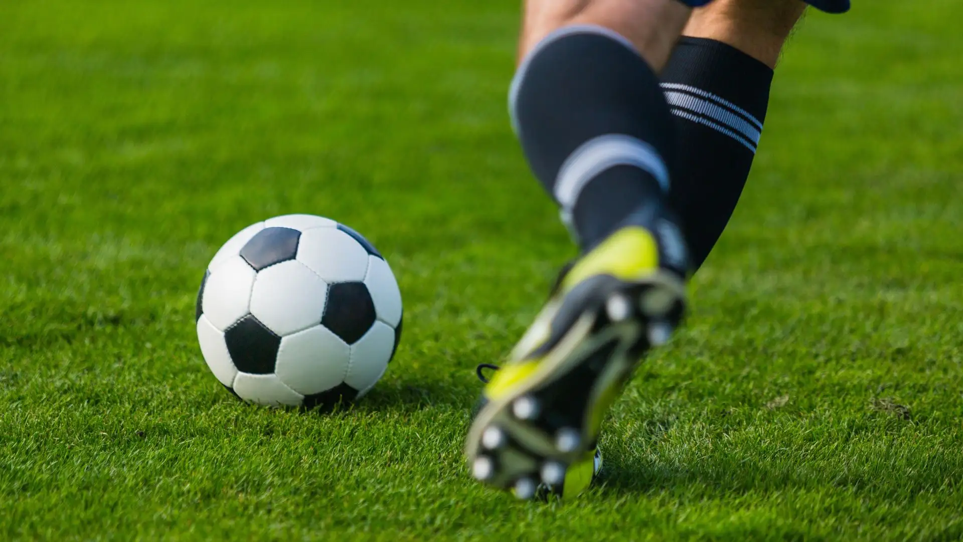 Er spielt am Wochenende Fußball.