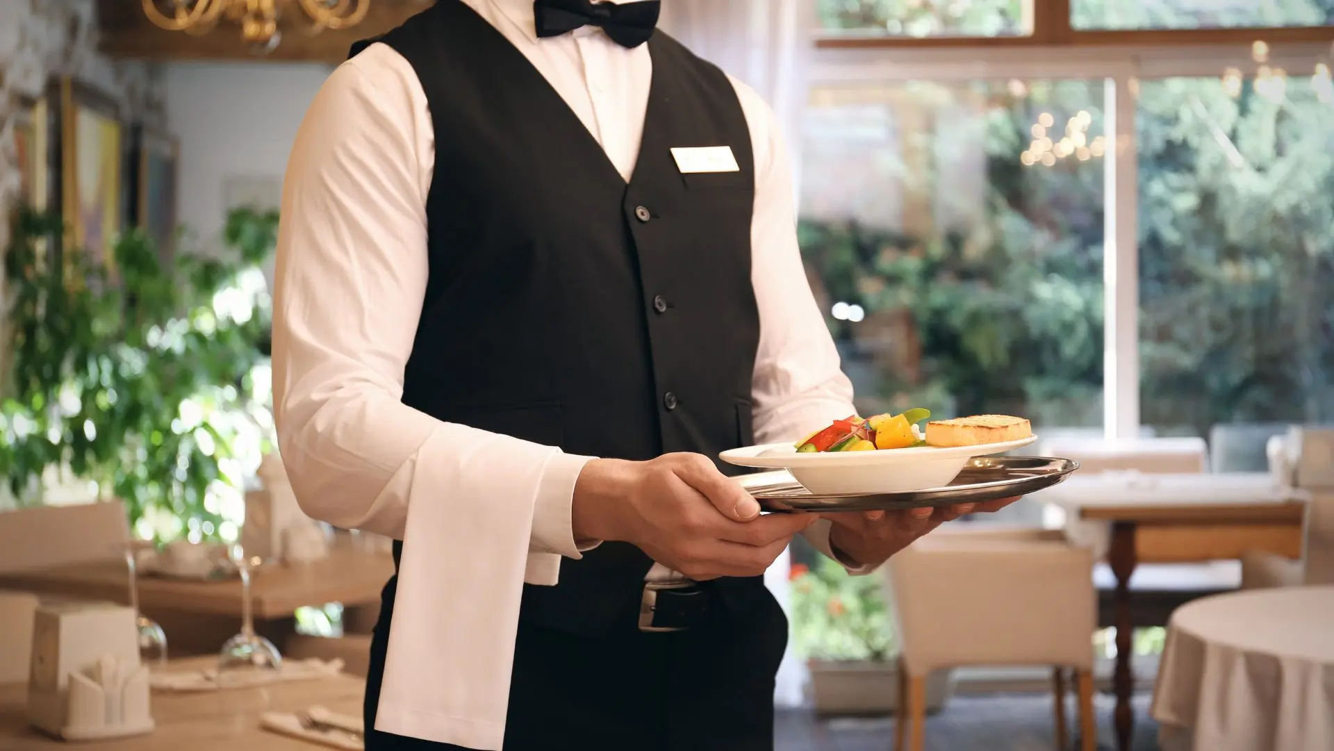 Khi chọn ngành Nhà hàng - Khách sạn, bạn vẫn cần giấy khám sức khỏe