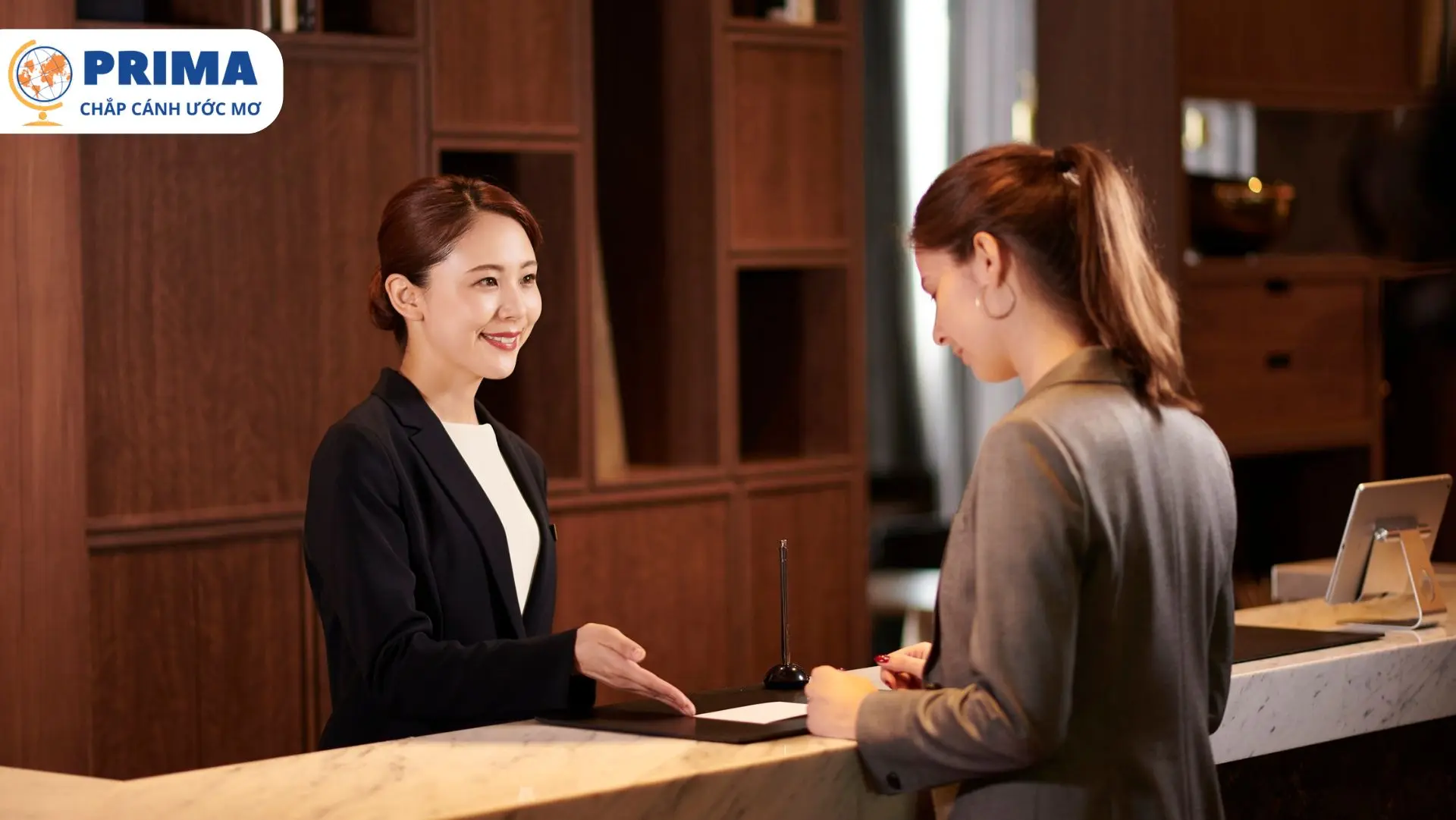 Bạn cần phải có trình độ giao tiếp tốt để du học nghề nhà hàng khách sạn