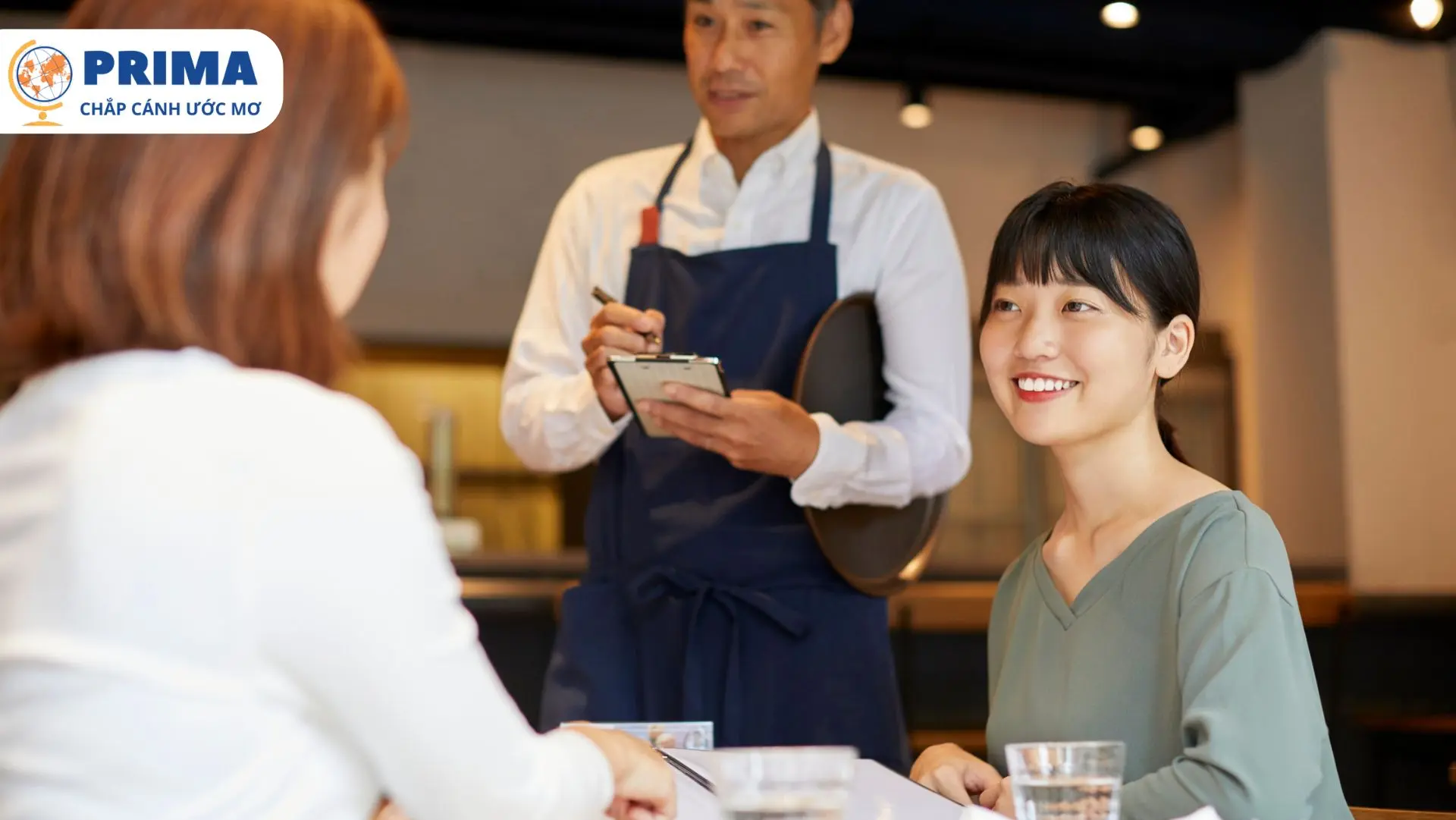Bạn phải yêu thích giao tiếp và gặp gỡ mọi người để tham gia du học nghề nhà hàng khách sạn