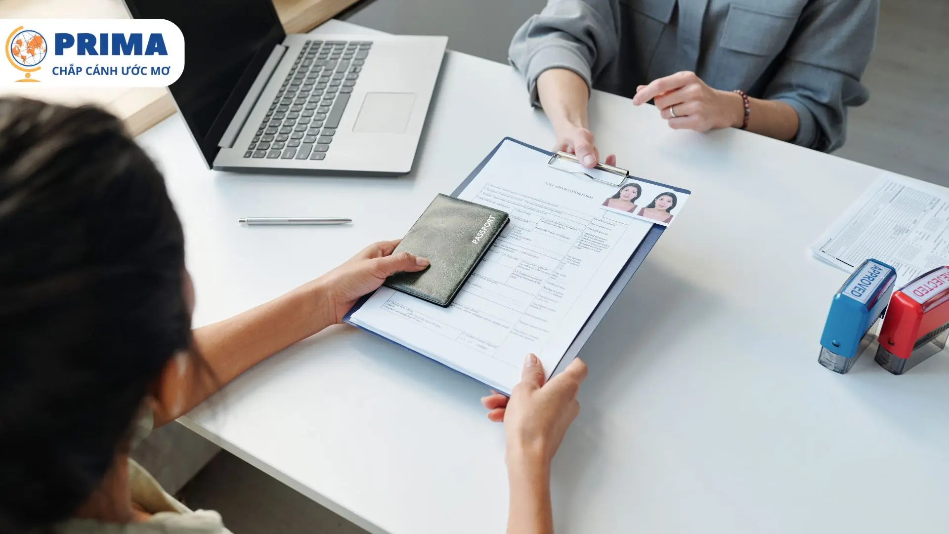 Bạn nên cần chuẩn bị đầy đủ giấy tờ khi đến phỏng vấn