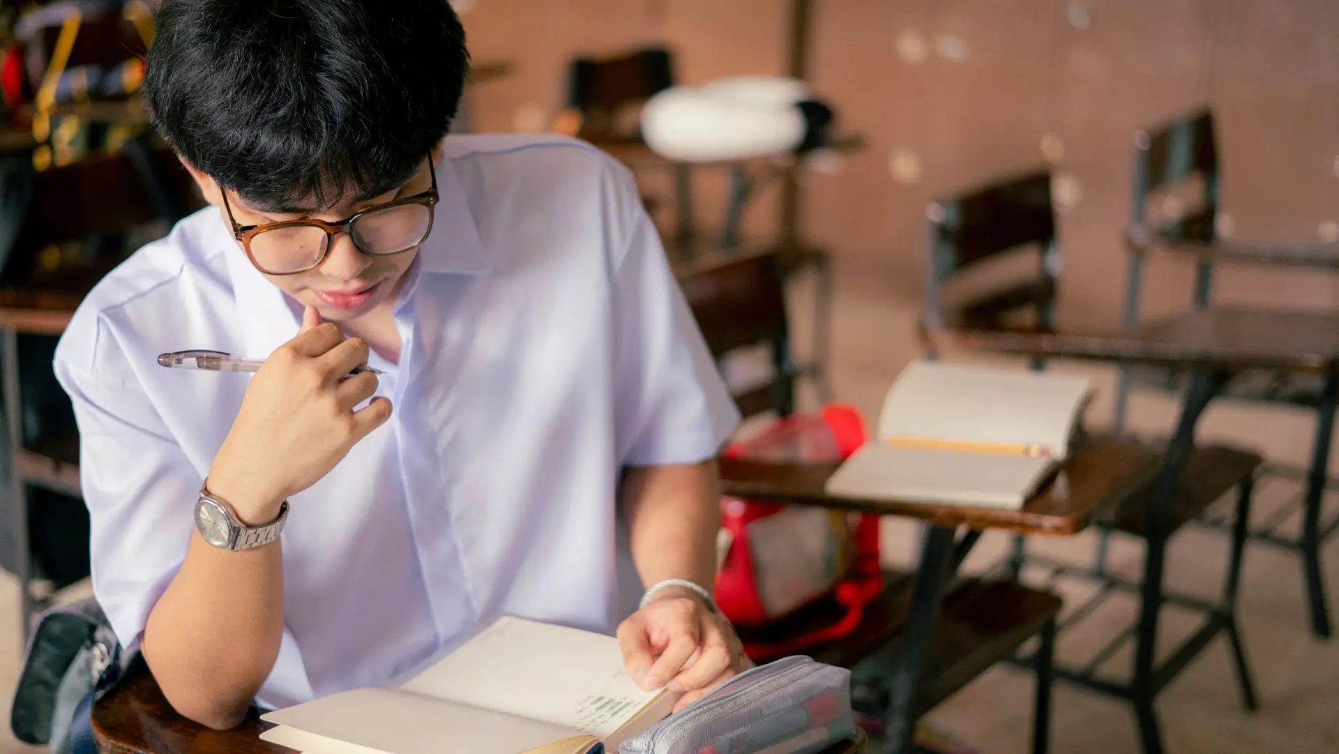 Bạn có thể tự học tại nhà bằng cách xem Youtube, qua app từ vựng để làm quen với ngôn ngữ