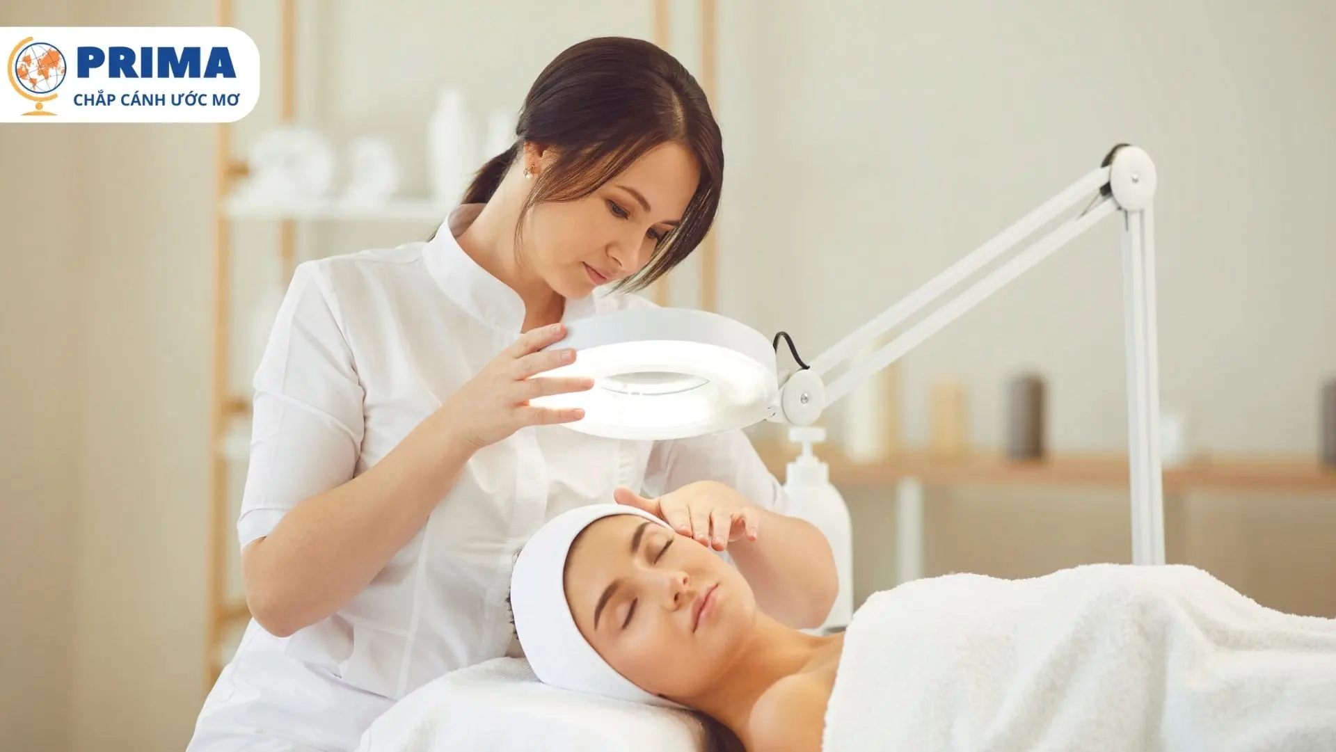 Học viên ngành Kosmetik kết hợp học lý thuyết và thực hành trong quá trình đào tạo nghề tại Đức.